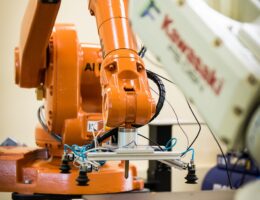A DC motort használják ipari robotokban, szállítószalagokban, szerszámgépekben